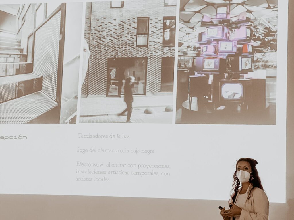 Andrea Vicedo haciendo la presentación del restaurante