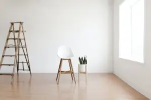 escalera de trabajo, con silla y planta